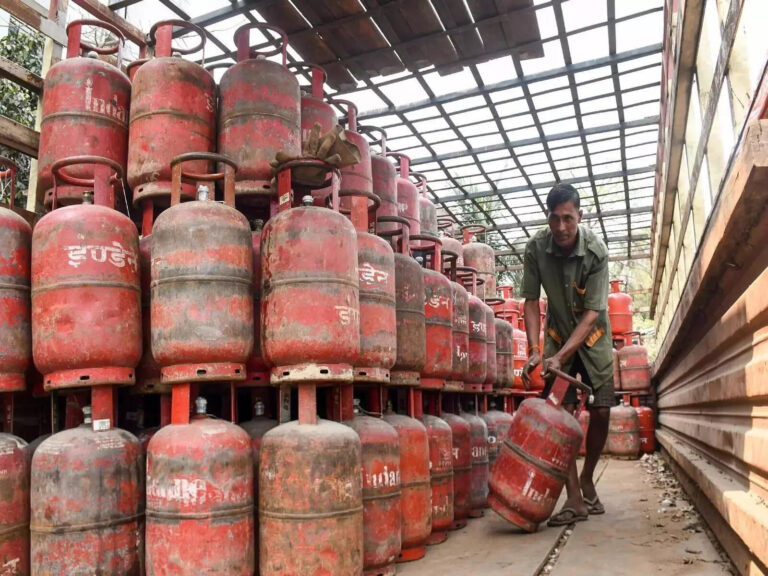 Home 12 LPG Policy: गैस बुकिंग से जुड़ी नया नियम, अब 35 नहीं इतने दिन में ही मिलेगा सिलिंडर